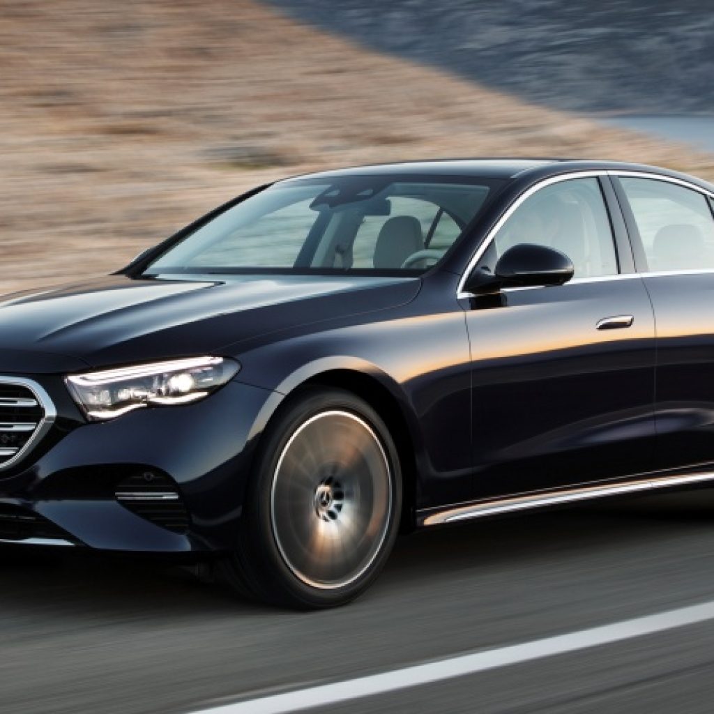 Mercedes-Benz E-Klasse, Exclusive Line; Exterieur: Nautikblau; Interieur: Leder macchiatobeige, Mittelkonsole Holz Ahorn braun offenporig aluminium lines 

Mercedes-Benz E-Class Exclusive line; exterior: nautic blue; interior: leather  macchiato beige, centre console in brown open-pore maple wood with aluminium lines