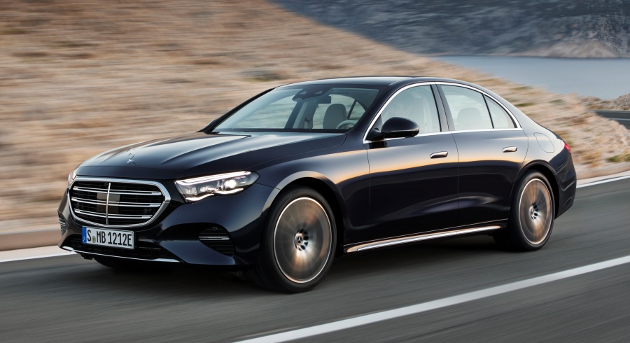Mercedes-Benz E-Klasse, Exclusive Line; Exterieur: Nautikblau; Interieur: Leder macchiatobeige, Mittelkonsole Holz Ahorn braun offenporig aluminium lines
Mercedes-Benz E-Class Exclusive line; exterior: nautic blue; interior: leather macchiato beige, centre console in brown open-pore maple wood with aluminium lines